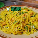 Mie glosor khas Bogor siap saji dengan warna kuning alami dan tekstur kenyal menggugah selera