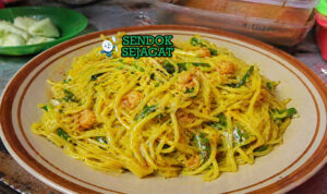 Mie glosor khas Bogor siap saji dengan warna kuning alami dan tekstur kenyal menggugah selera