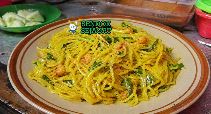 Mie glosor khas Bogor siap saji dengan warna kuning alami dan tekstur kenyal menggugah selera