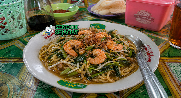 Semangkuk mie kangkung Betawi berkuah cokelat kental, mie kuning, kangkung hijau segar, tauge renyah, dan udang yang menggoda selera