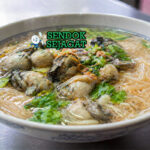 Semangkuk oyster misua khas Taiwan dengan kuah kental bening, mi halus, tiram segar, telur serat lembut, taburan daun bawang dan ketumbar