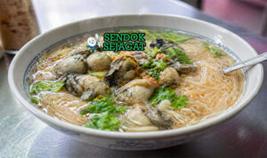 Semangkuk oyster misua khas Taiwan dengan kuah kental bening, mi halus, tiram segar, telur serat lembut, taburan daun bawang dan ketumbar