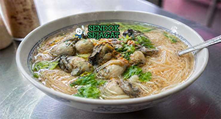 Semangkuk oyster misua khas Taiwan dengan kuah kental bening, mi halus, tiram segar, telur serat lembut, taburan daun bawang dan ketumbar