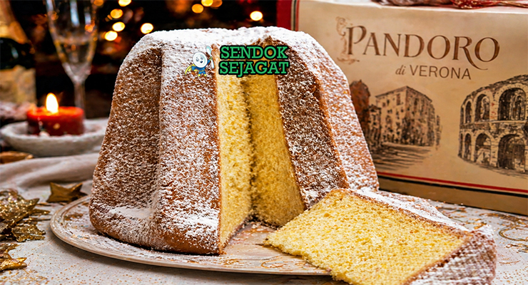Kue pandoro berbentuk bintang berwarna keemasan dengan tekstur lembut, ditaburi gula halus putih seperti salju, tampilan elegan khas Italia