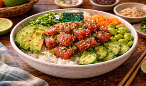 Mangkuk poke bowl khas Hawaii berisi nasi, potongan tuna segar marinasi, alpukat iris, edamame, mentimun, mangga, dan taburan wijen yang menggoda selera