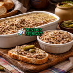 Rillettes du Mans khas Prancis dengan paté daging babi lembut bertekstur serat halus, disajikan di toples dengan roti baguette dan cornichon