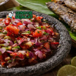 Sambal colo-colo khas Maluku dengan cabai, bawang, tomat, dan terasi yang ditumbuk kasar, disajikan segar di cobek bersama ikan bakar