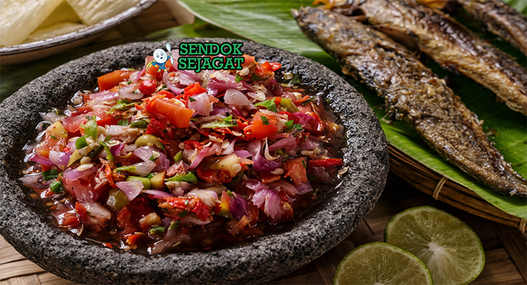 Sambal colo-colo khas Maluku dengan cabai, bawang, tomat, dan terasi yang ditumbuk kasar, disajikan segar di cobek bersama ikan bakar