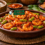 Sambal goreng udang petai khas Cirebon dengan udang empuk dan petai harum dibalut sambal pedas manis, disajikan hangat di piring bersama nasi putih