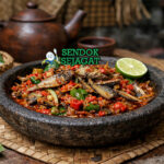 Sambal teri peda khas Jawa Barat dengan teri renyah dan suwiran peda berbalut sambal merah pedas manis, disajikan hangat di mangkuk bersama nasi putih