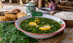 Sayur bening kelor khas Banyuwangi dengan kuah jernih, daun kelor hijau segar, potongan jagung, wortel, dan kentang disajikan di mangkuk putih