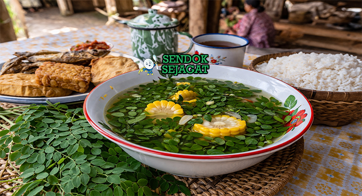 Sayur bening kelor khas Banyuwangi dengan kuah jernih, daun kelor hijau segar, potongan jagung, wortel, dan kentang disajikan di mangkuk putih