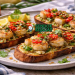 Scallop toast with pickled chilli khas Australia dengan roti panggang renyah, scallop juicy, dan pickled chilli pedas asam, disajikan hangat di piring putih