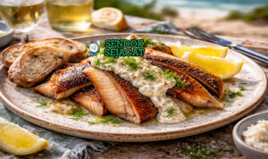 Smoked eel with horseradish khas Australia dengan fillet ikan sidat asap lembut disiram saus horseradish creamy pedas, dihias peterseli dan lemon, disajikan elegan di piring putih