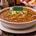 Snapper soup Philadelphia disajikan hangat dalam mangkuk keramik dengan kuah kental kecokelatan, potongan daging empuk, dan taburan peterseli segar