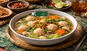 Sop Bola Udang Khas Semarang Siap Sajian Hangat Sop bola udang khas Semarang dengan kuah bening, bola udang kenyal, wortel, bihun, dan taburan bawang goreng disajikan di mangkuk putih
