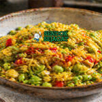 Succotash dalam mangkuk saji dengan jagung manis kuning cerah, kacang lima hijau lembut, paprika merah, dan taburan parsley segar