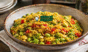 Succotash dalam mangkuk saji dengan jagung manis kuning cerah, kacang lima hijau lembut, paprika merah, dan taburan parsley segar