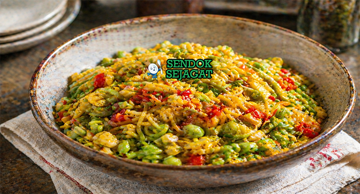 Succotash dalam mangkuk saji dengan jagung manis kuning cerah, kacang lima hijau lembut, paprika merah, dan taburan parsley segar