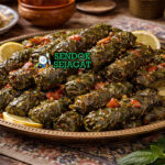 Warak enab khas Timur Tengah dengan gulungan daun anggur isi daging cincang dan rempah, disajikan hangat di piring dengan yogurt