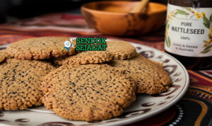 Biskuit wattleseed berwarna cokelat keemasan dengan tekstur renyah, tersusun di atas piring kayu dengan remah halus dan tampilan rustic